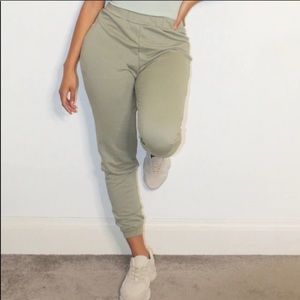PRETTYLITTLETHING -Shape SageGreen Elastic Joggers